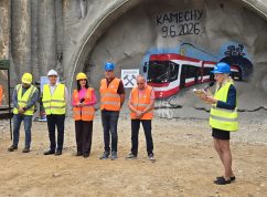 Dělníci v Brně ukončili po čtyřech měsících ražbu tramvajového tunelu na Kamechy