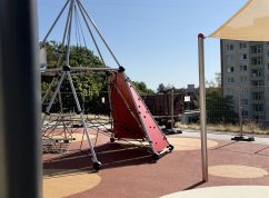 Horké dny zpříjemní lidem v Brně-Kohoutovicích nový klimapark s mlžítky a zelení