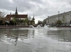 Místo kluziště, opět voda. V parku na Moravském náměstí v Brně začalo léto