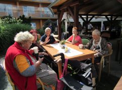 seniorcentrum_modrice_zahradni_slavnost_2